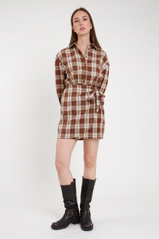 Mini abito camicia check tartan marrone con nodo laterale e stivali - vista frontale
