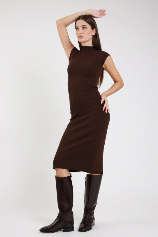 Abito tubino smanicato cioccolato moro scuro maglia jersey costolato laterale intera collo mock neck dolcevita alto spallina cap sleeve strutturata corpo aderente slim fit midi spacco laterale stivali neri al ginocchio - modella laterale intera braccio alzato testa sguardo frontale stivali neri al ginocchio capelli castani lisci sfondo bianco