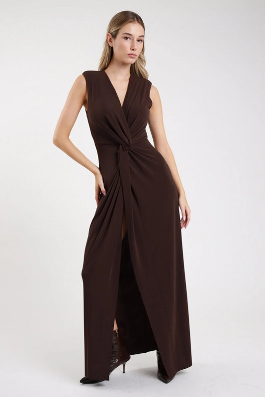Abito maxi smanicato nodo cioccolato marrone scuro drappeggio frontale slim colonna - modella frontale intera braccia lungo fianchi sguardo frontale tacchi neri capelli biondi ondulati