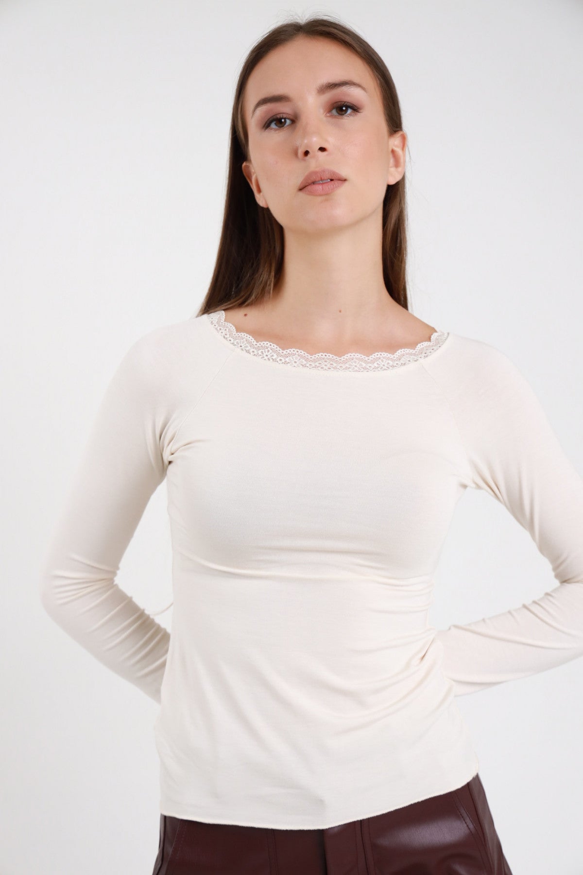 Maglia barca pizzo panna crema donna maniche lunghe aderente bordino pizzo smerlato tono su tono - vista frontale mani sui fianchi con gonna bordeaux