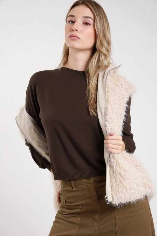 Pullover barchetta sabbia cammello maglia fine crop - modella busto tre quarti mano al collo sguardo laterale con pantaloni cioccolato capelli raccolti
