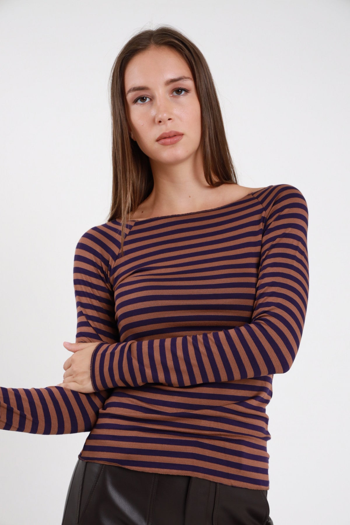 T-shirt barchetta righe marrone blu navy donna maniche lunghe aderente collo barchetta ampio - vista frontale braccia conserte con gonna in ecopelle nera