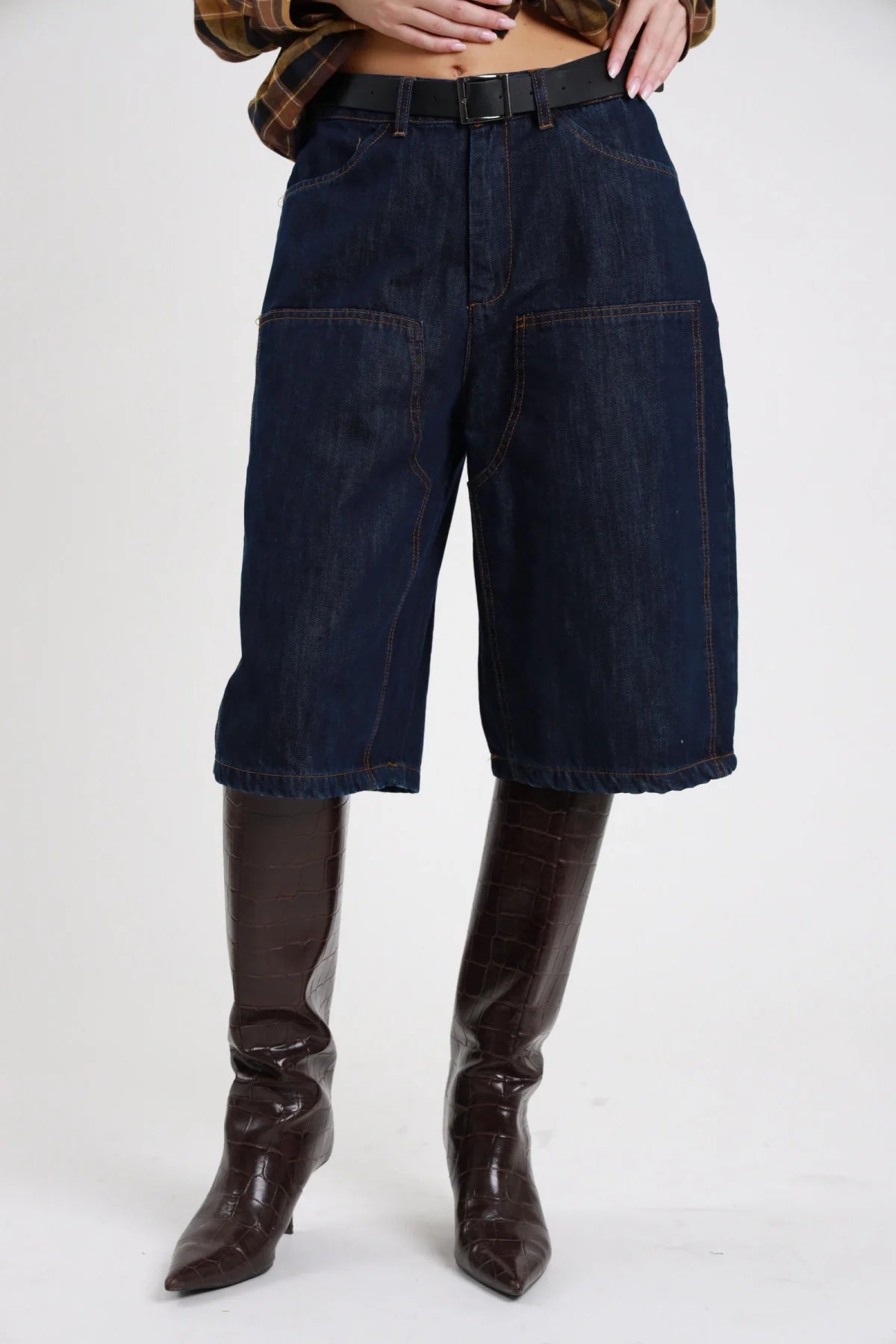Bermuda denim Susy Mix blu scuro, dettaglio frontale delle tasche applicate e delle cuciture a vista