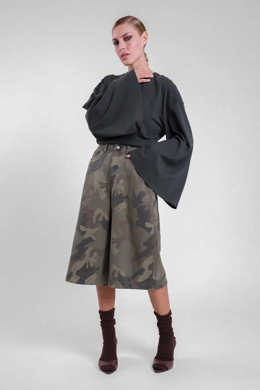 Bermuda denim mimetico Susy Mix, vista frontale del bottone e della fantasia camouflage