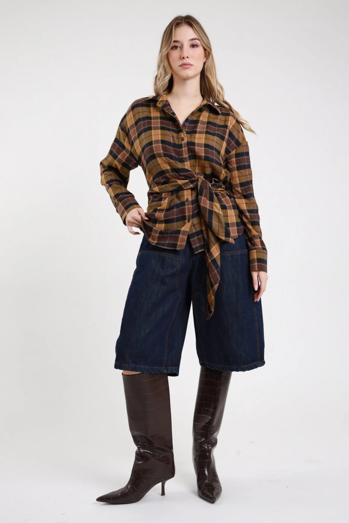 Bermuda denim Susy Mix blu scuro a gamba ampia, vista frontale con camicia a quadri e stivali alti