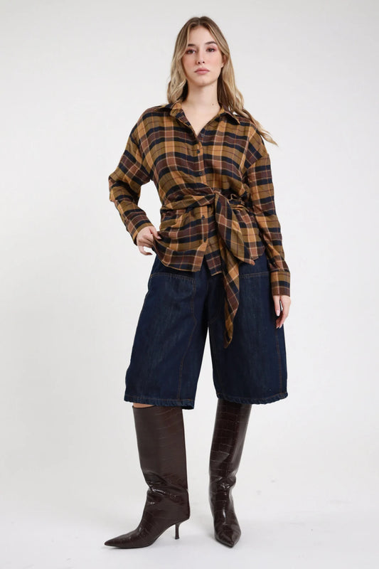 Bermuda denim Susy Mix blu scuro a gamba ampia, vista frontale con camicia a quadri e stivali alti