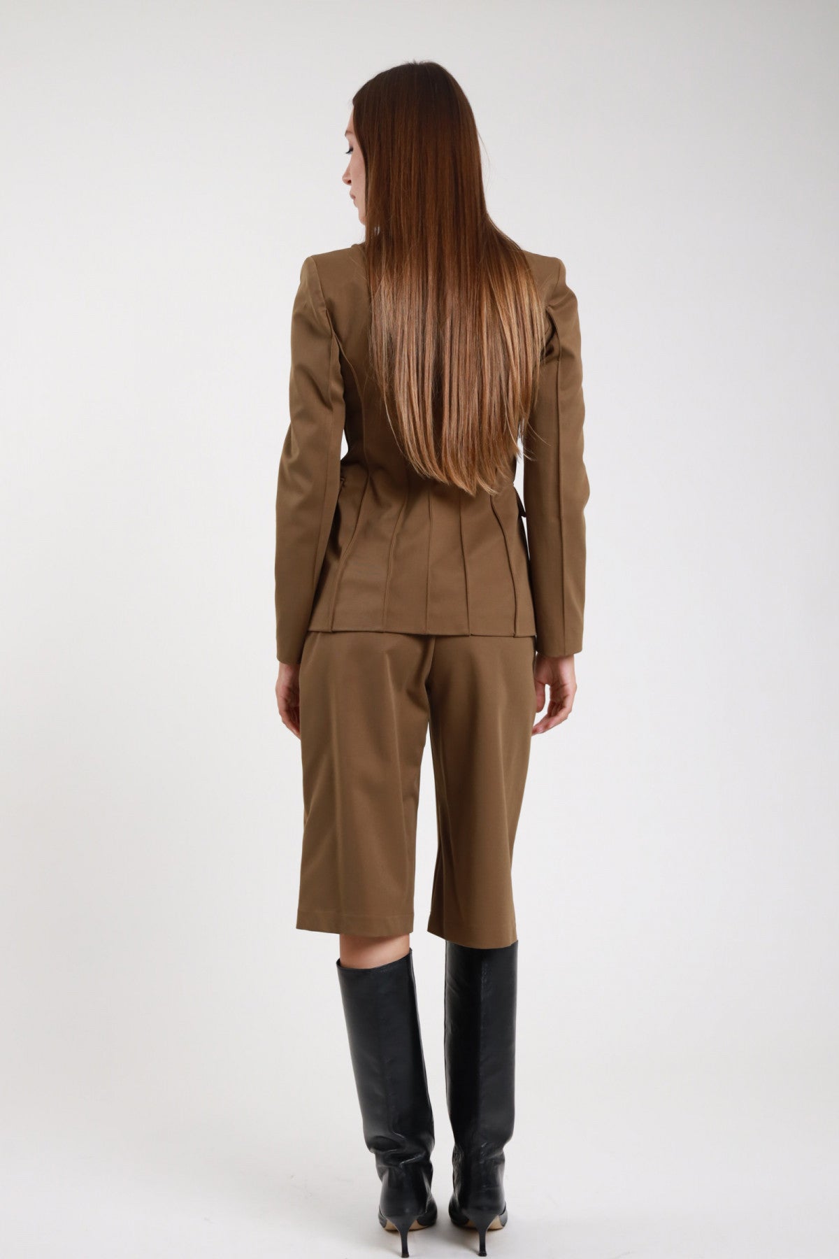Bermuda sartoriale kaki marrone - modella vista posteriore con blazer kaki coordinato e stivali neri