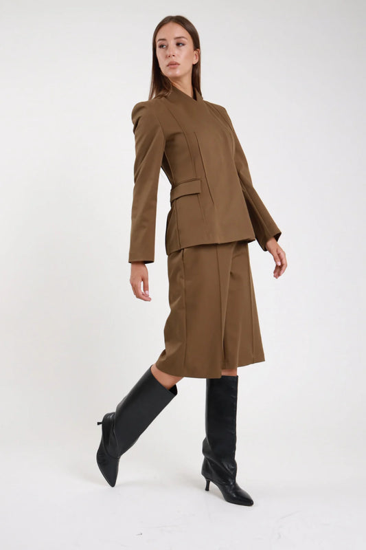Bermuda sartoriale kaki marrone gamba ampia nervatura - modella posa laterale dinamica con blazer kaki e stivali neri