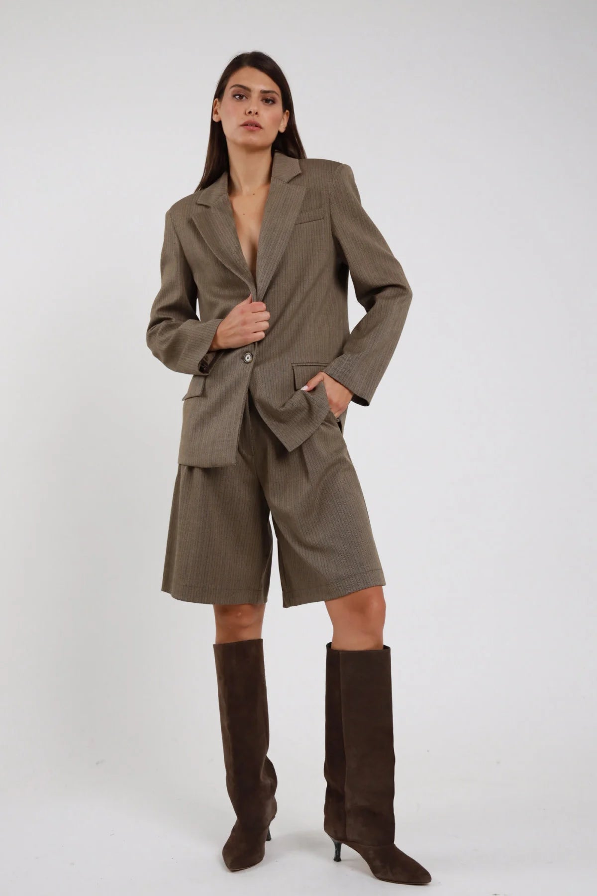 Bermuda Spinato herringbone beige tortora cammello lurex vita alta pince wide ginocchio frontale intera coordinato blazer beige - modella frontale intera sguardo camera capelli castani lisci sfondo bianco blazer beige spinato stivali marroni alti tacco kitten