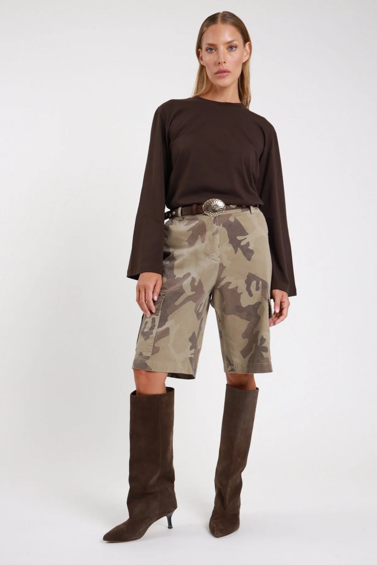 Bermuda tasconi militare mimetico camouflage frontale intera wide-leg vita alta stivali alti cioccolato - modella frontale intera sguardo frontale t-shirt maniche campana cioccolato cintura western stivali alti scamosciati capelli biondi raccolti