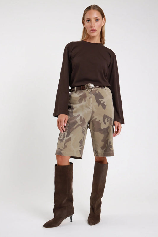 Bermuda tasconi militare mimetico camouflage frontale intera wide-leg vita alta stivali alti cioccolato - modella frontale intera sguardo frontale t-shirt maniche campana cioccolato cintura western stivali alti scamosciati capelli biondi raccolti
