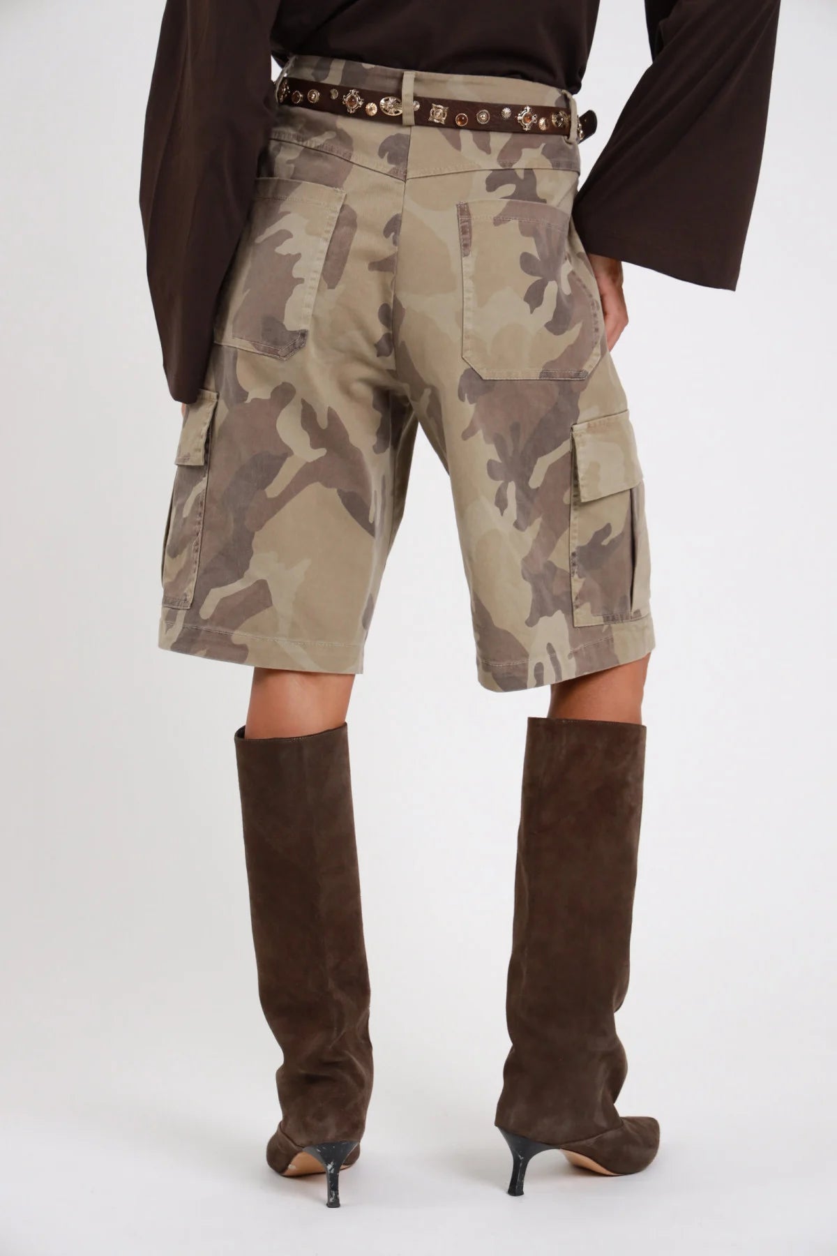 Bermuda tasconi militare mimetico retro dettaglio tasconi patta zip bottone vita alta passanti - modella retro intera dettaglio tasconi cargo stivali scamosciati cioccolato tacco