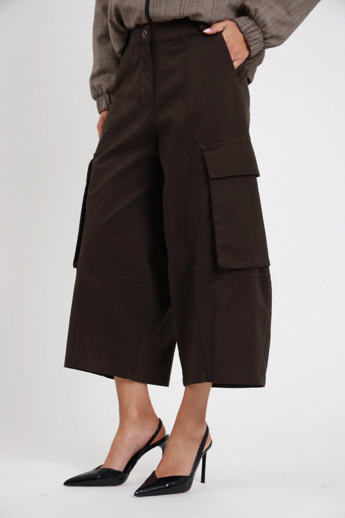Bermuda Tasconi cioccolato marrone scuro 97% cotone vita alta zip bottone tascone cargo doppio pattina gamba wide leg culotte dettaglio vita gamba laterale 3/4 mani tasche - modella vita gamba laterale 3/4 mani tasche sfondo bianco slingback tacco neri