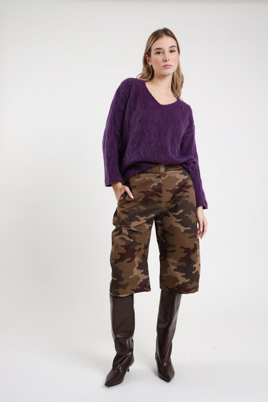 Bermuda camouflage Susy Mix Pre-Fall 100% poliestere stampa mimetica militare marrone khaki verde oliva vita alta bottone passanti gamba larga wide lunghezza ginocchio tasche laterali frontale intera mano tasca sguardo frontale - modella intera frontale mano tasca sguardo frontale capelli biondi mossi sfondo bianco maglione viola trecce oversize stivali cuissardes marrone scuro abbinati