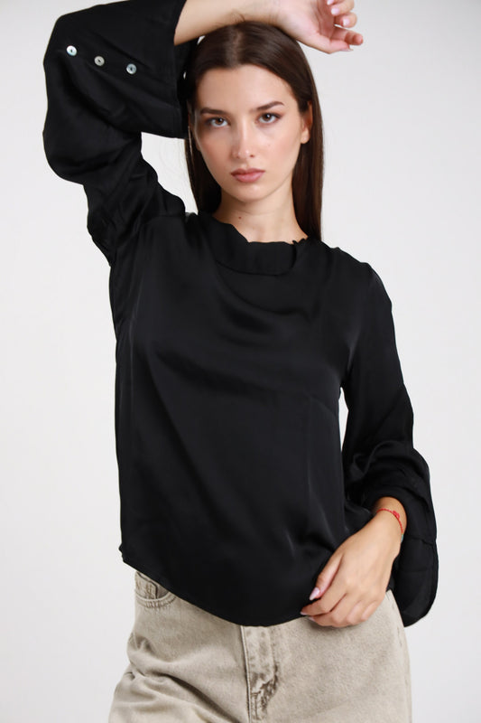 Blusa girocollo maniche svasate nera con bottoni al polsino - vista frontale