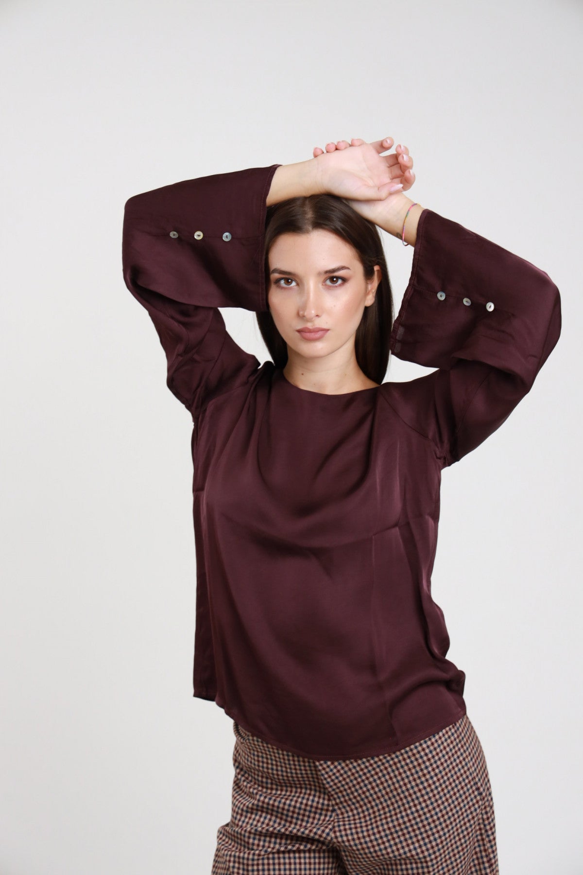 Blusa girocollo maniche svasate bordeaux con bottoni al polsino - vista frontale