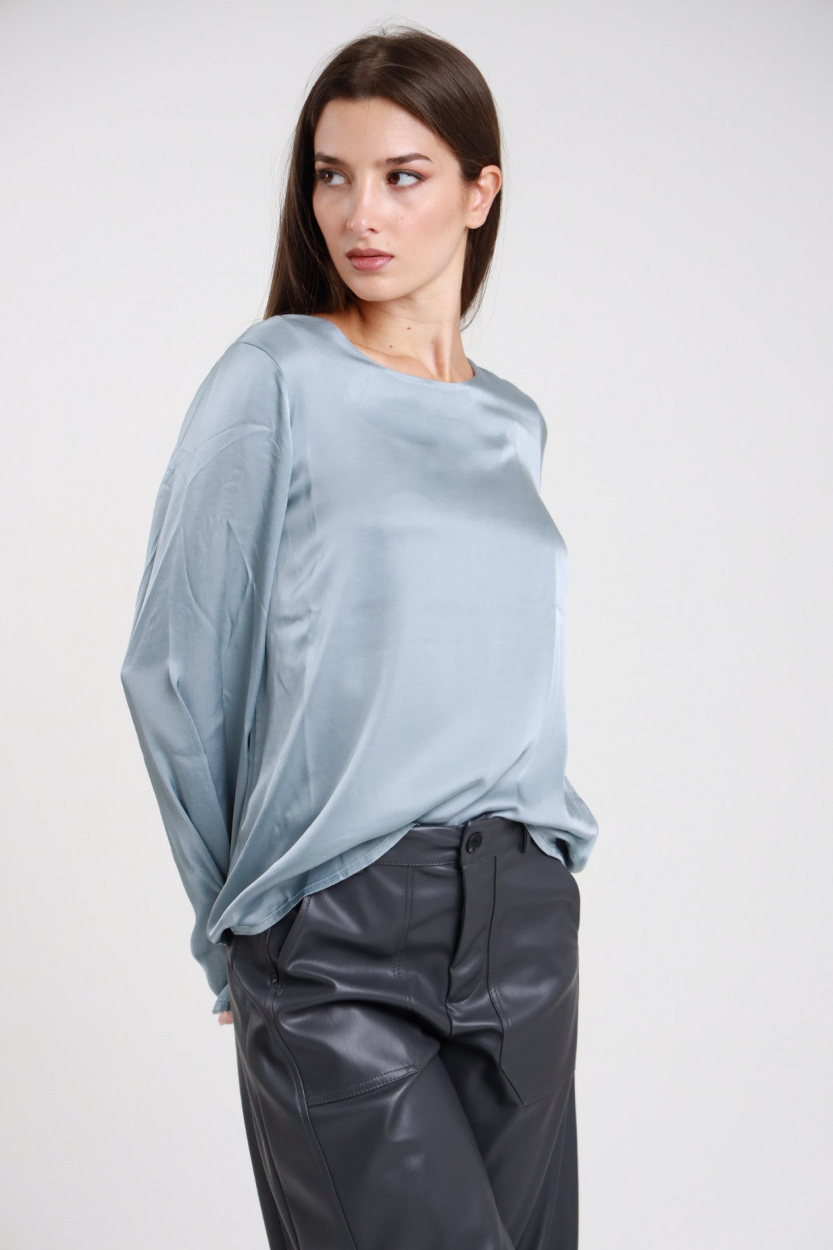 Blusa girocollo maniche svasate azzurro polvere - vista laterale