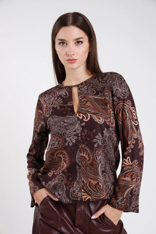 Blusa fantasia paisley marrone bordeaux maniche campana - modella vista frontale dettaglio keyhole