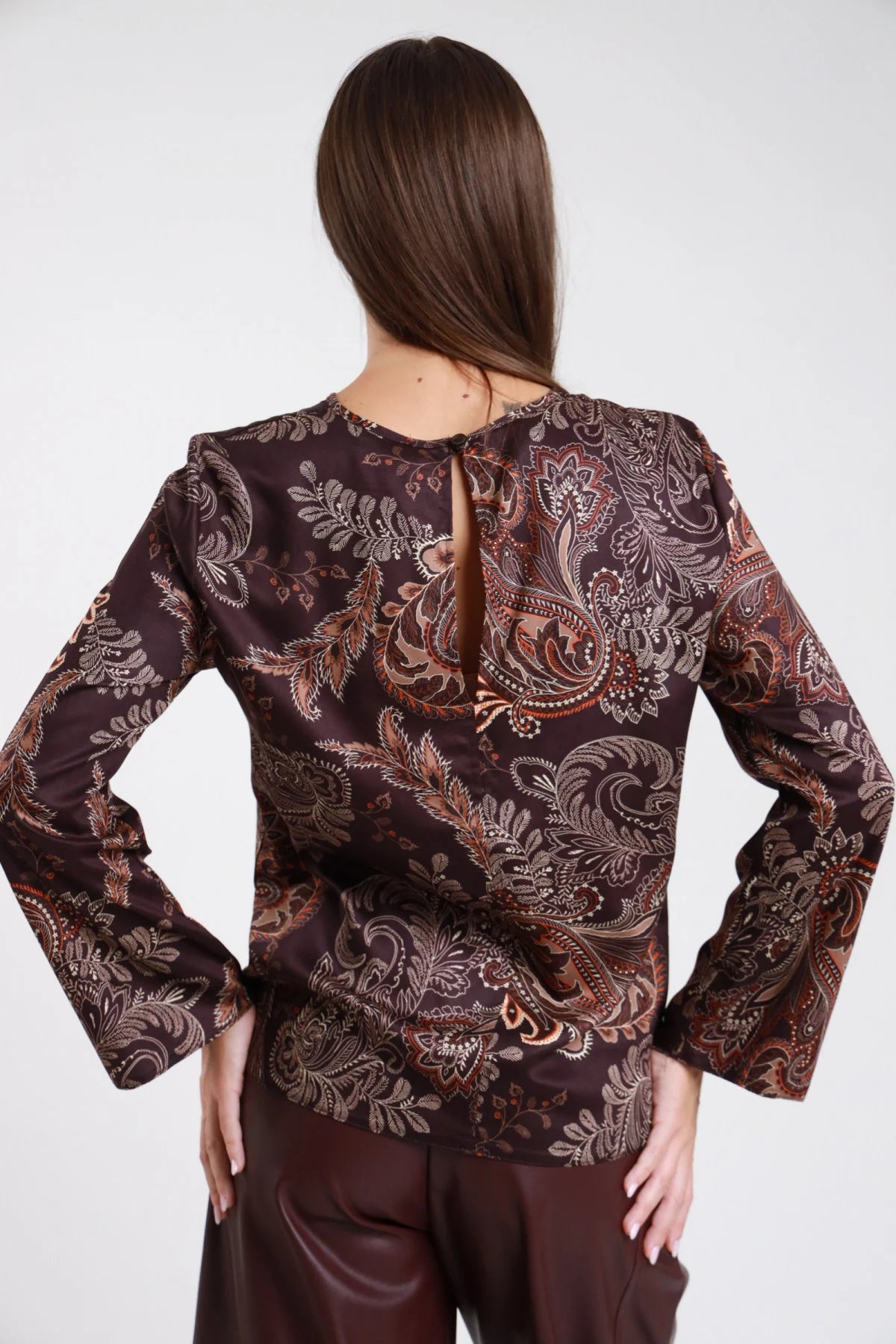 Blusa fantasia paisley - modella vista posteriore dettaglio laccetto e maniche svasate