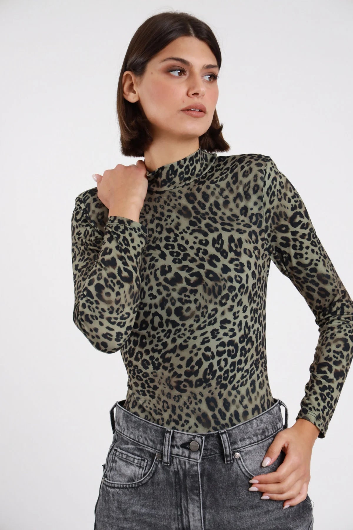 Body lupetto animalier Susy Mix a maniche lunghe, dettaglio frontale della stampa leopardata verde oliva e nera