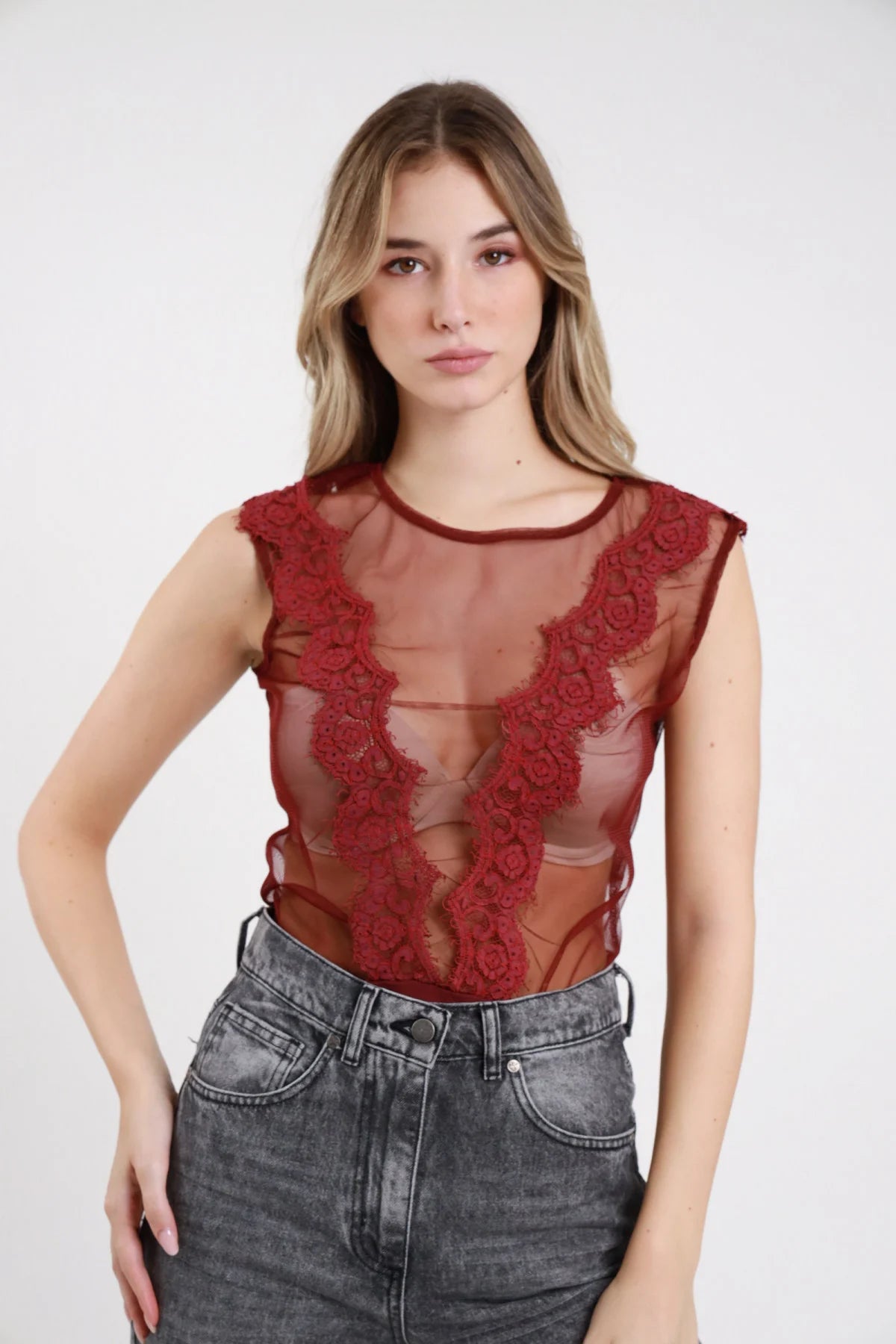 Body rosso da donna in tulle trasparente con applicazioni in pizzo floreale sul davanti, vista frontale
