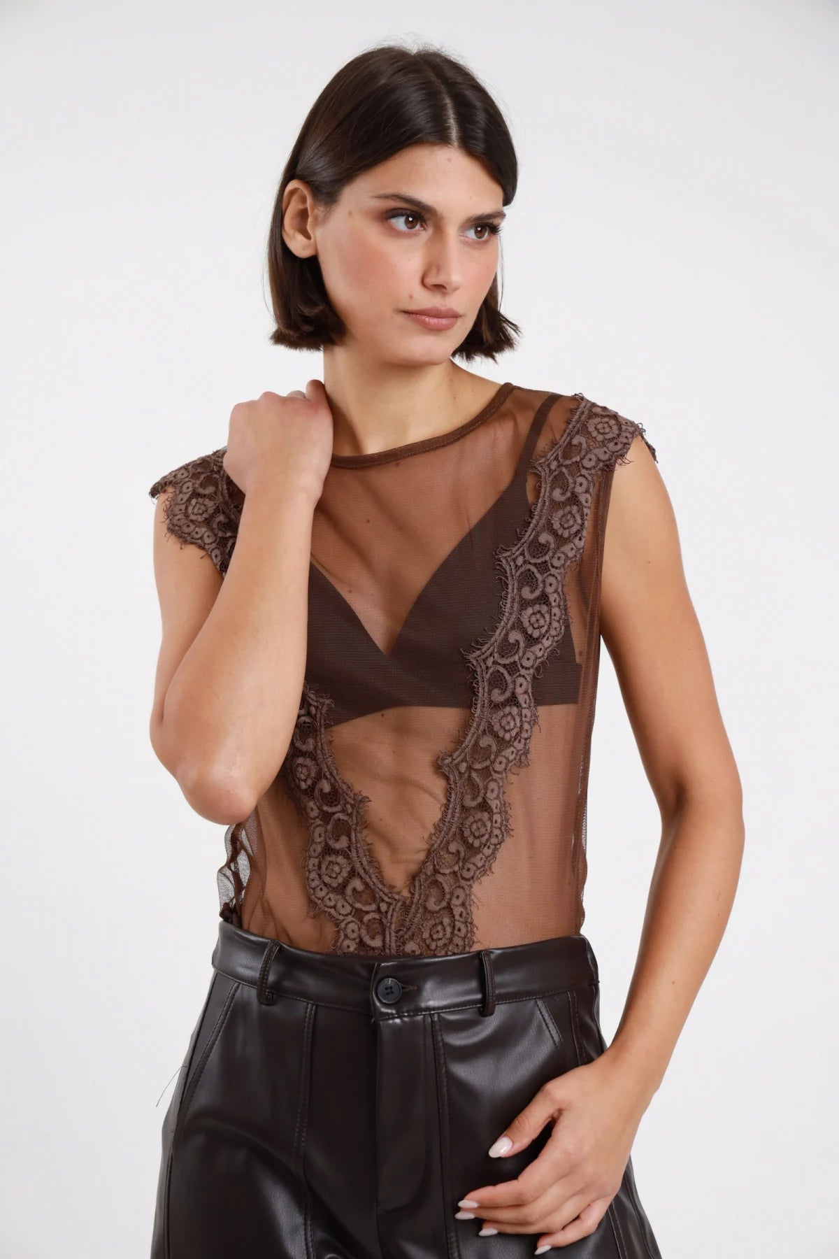 Body marrone da donna in tulle trasparente con pizzo floreale e girocollo, vista frontale