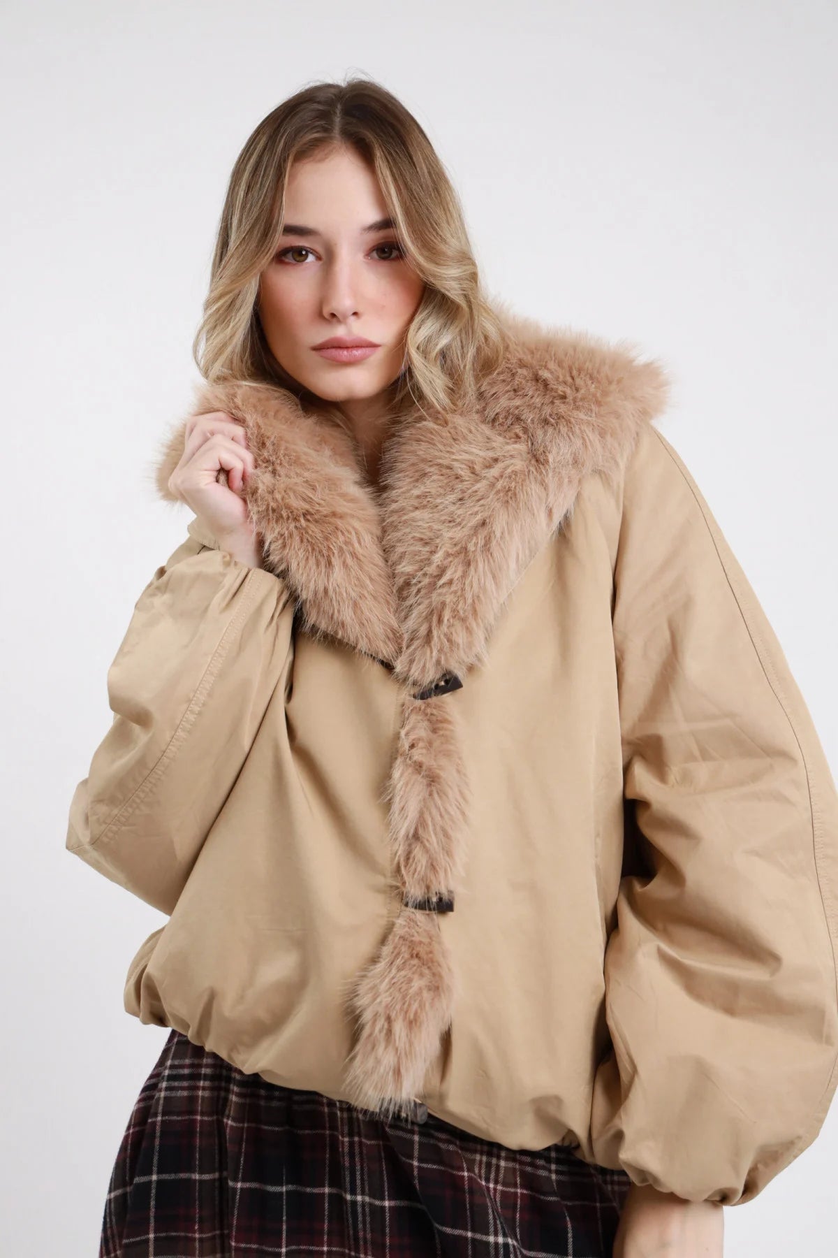 Bomber Susy Mix beige con alamari e ampio collo in ecopelliccia tono su tono, vista frontale