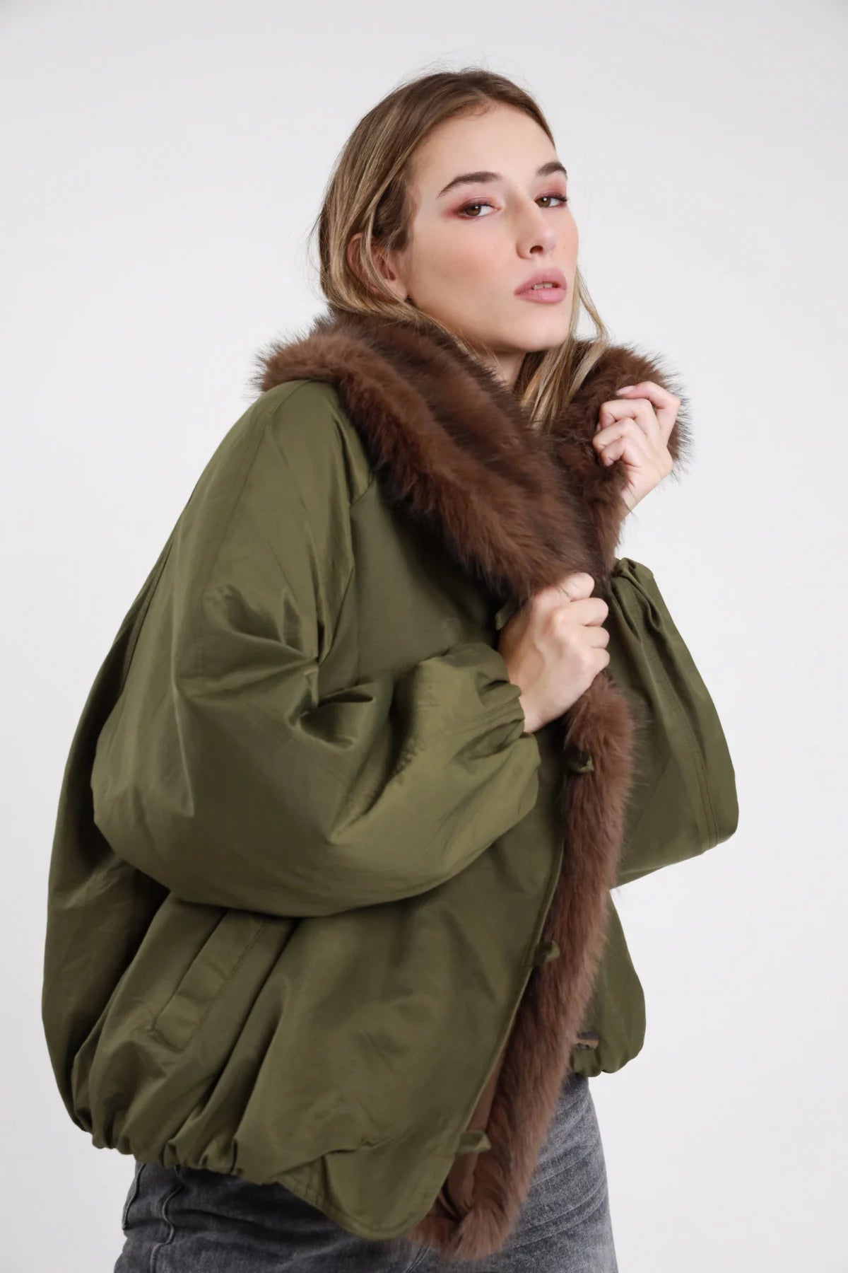Bomber Susy Mix verde oliva con ecopelliccia marrone e maniche voluminose, vista di tre quarti