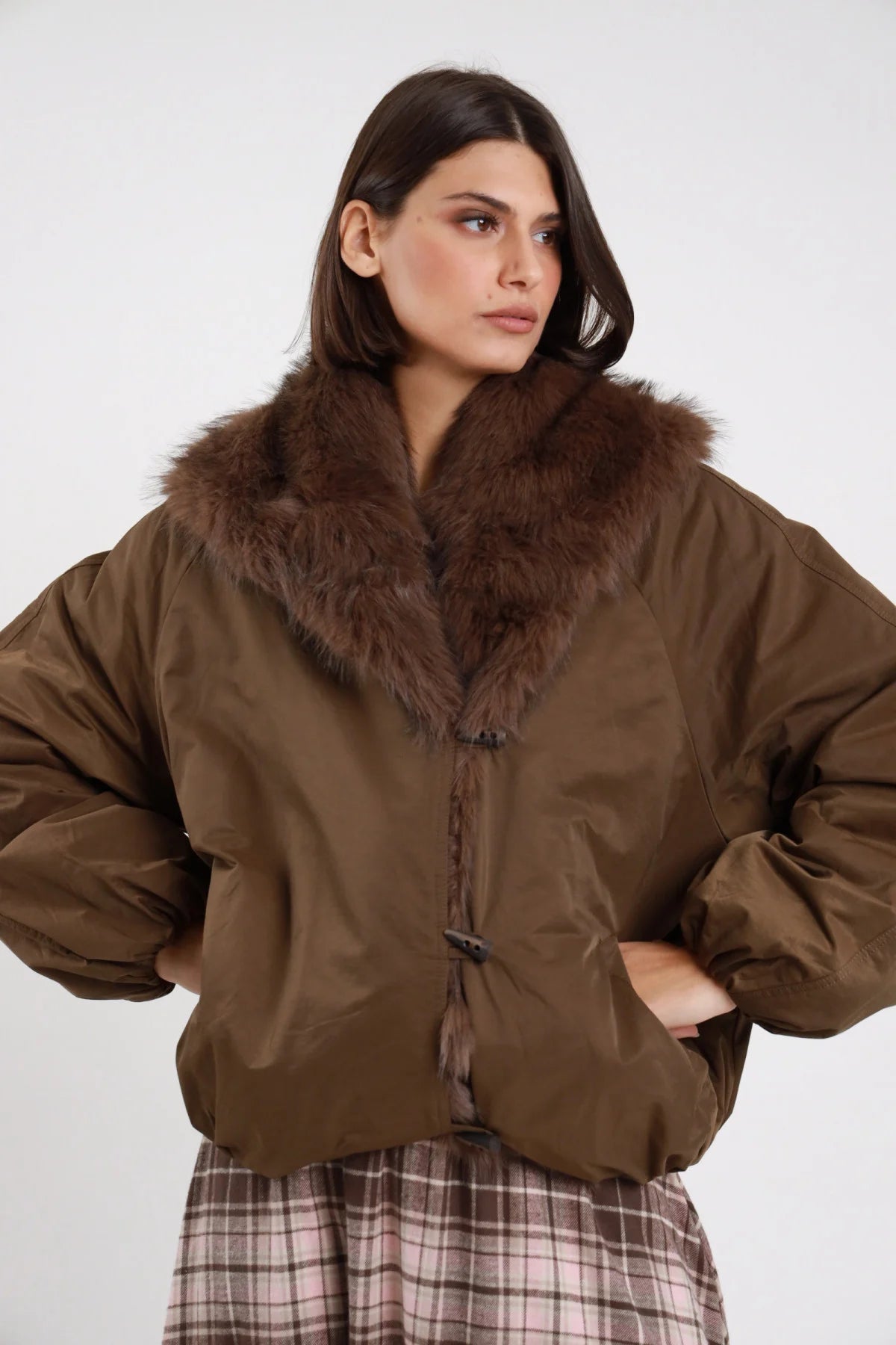 Bomber Susy Mix marrone con chiusura ad alamari e collo in ecopelliccia, vista frontale indossata