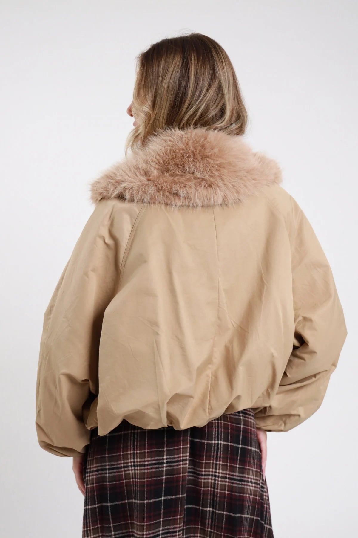 Bomber Susy Mix beige, vista posteriore del collo in ecopelliccia e del fondo raccolto