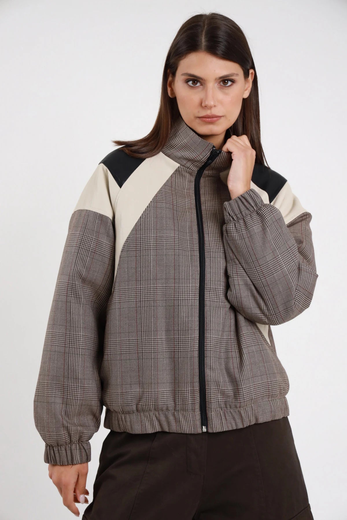 Bomber Check Ecopelle color block check Prince of Wales grigio beige colletto alto inserti ecopelle nera zip frontale nera pannello panna chevron frontale maniche balloon polsino elasticizzato bordo cropped frontale intera mano colletto - modella intera frontale mano colletto sguardo frontale capelli castani scuri lisci sfondo bianco bermuda tasconi cioccolato abbinato slingback neri