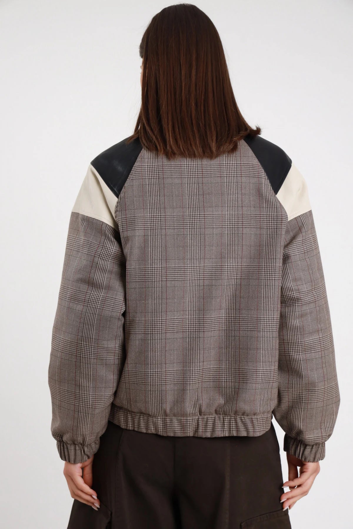 Bomber Check Ecopelle color block check Prince of Wales grigio marrone beige nero pannello ecopelle nera triangolare spalle pannello panna chevron schiena maniche balloon polsino elastico bordo cropped posteriore intera - modella intera posteriore capelli castani scuri lisci sfondo bianco bermuda tasconi cioccolato abbinato slingback neri