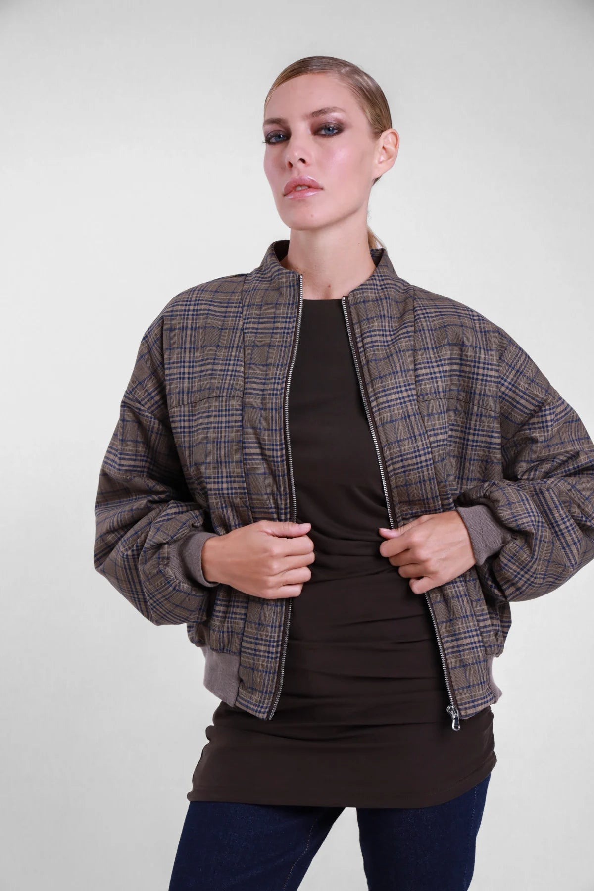 Bomber check Susy Mix con zip frontale e fondo a coste, vista frontale indossata