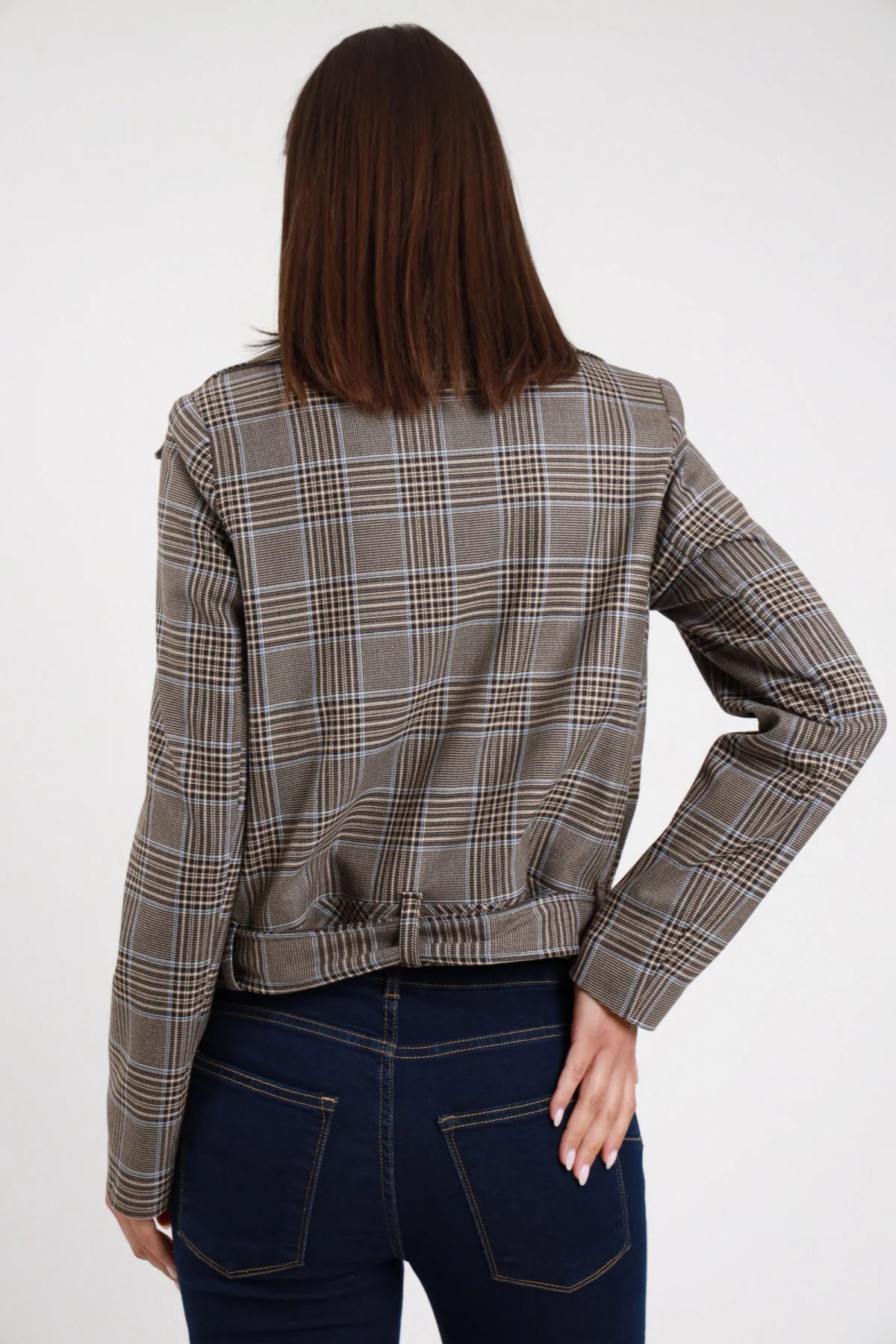 Bomber Chiodo Check prince of wales grigio marrone beige ocra 62% poliestere colletto biker ampio rovesciato cintura fascia fondo elasticizzata occhielli dorati manica lunga arricciatura retro liscio posteriore intera - modella intera posteriore posa mano fianco capelli castani scuri bob sfondo bianco jeans flare blu navy