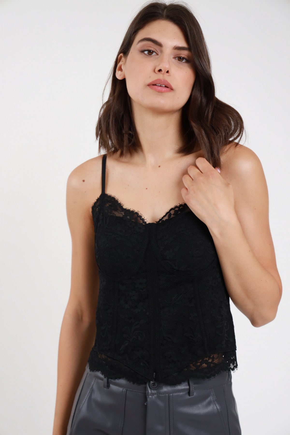 Bustier pizzo nero donna Susy Mix – scollo cuore bordo smerlato vista frontale con pantaloni in pelle grigia
