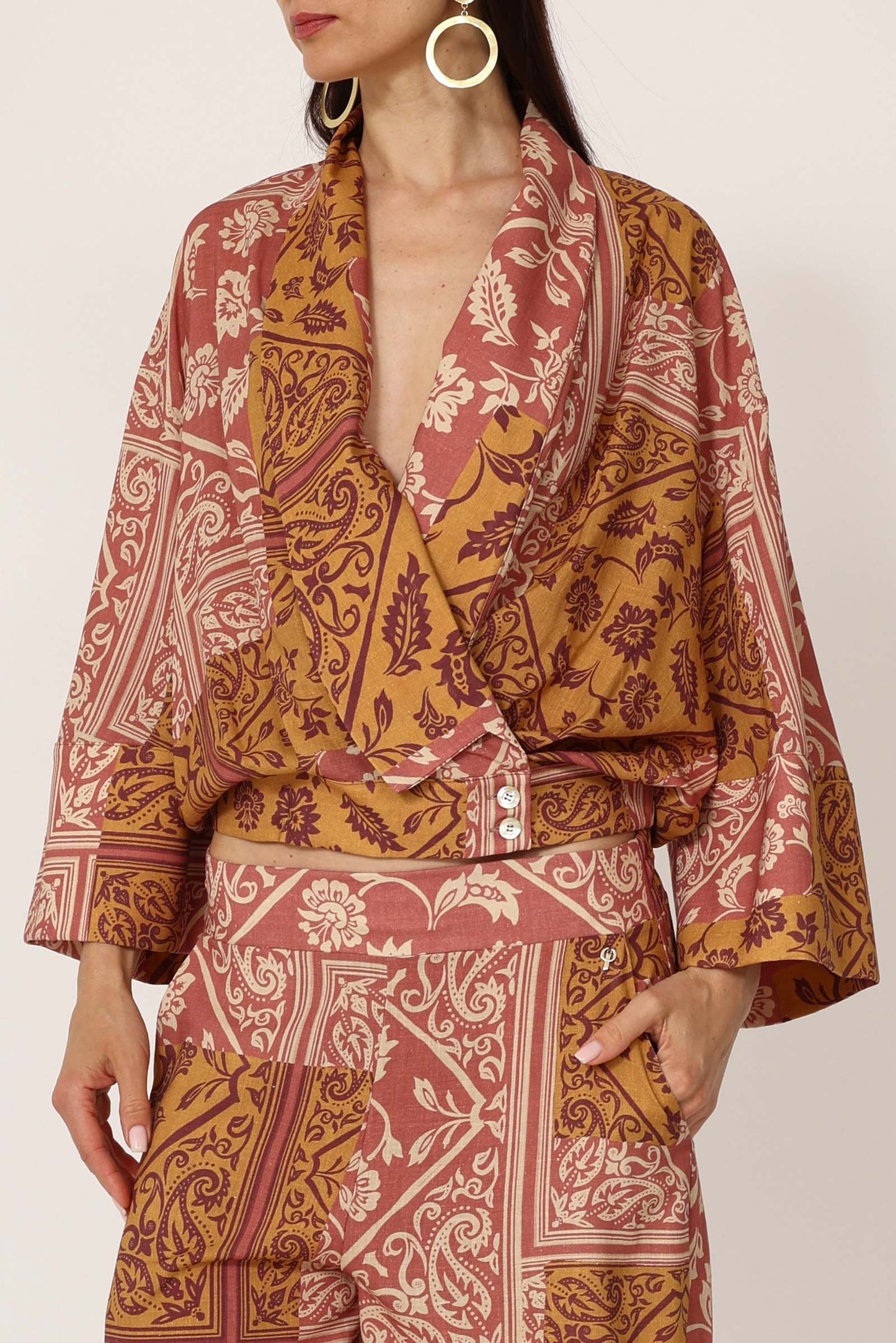 "Bomber a Fantasia Paisley Philia Loft - stampa terracotta ocra borgogna, taglio kimono, maniche a campana"