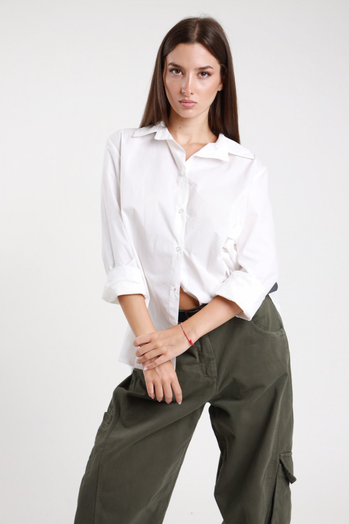 Camicia over bianca donna Susy Mix – colletto rever vista frontale con pantaloni cargo verde kaki