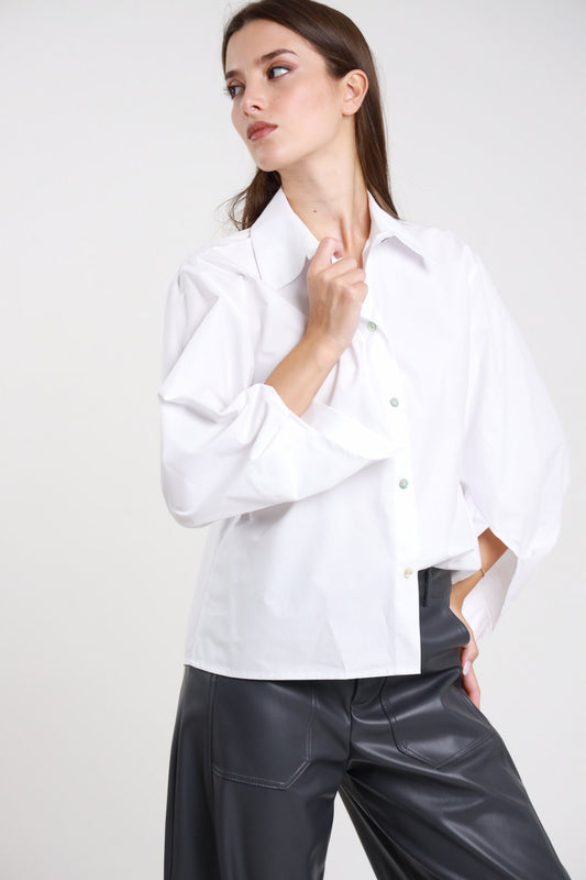 Camicia over maniche 3/4 bianca con colletto classico e bottoni a pressione - vista frontale