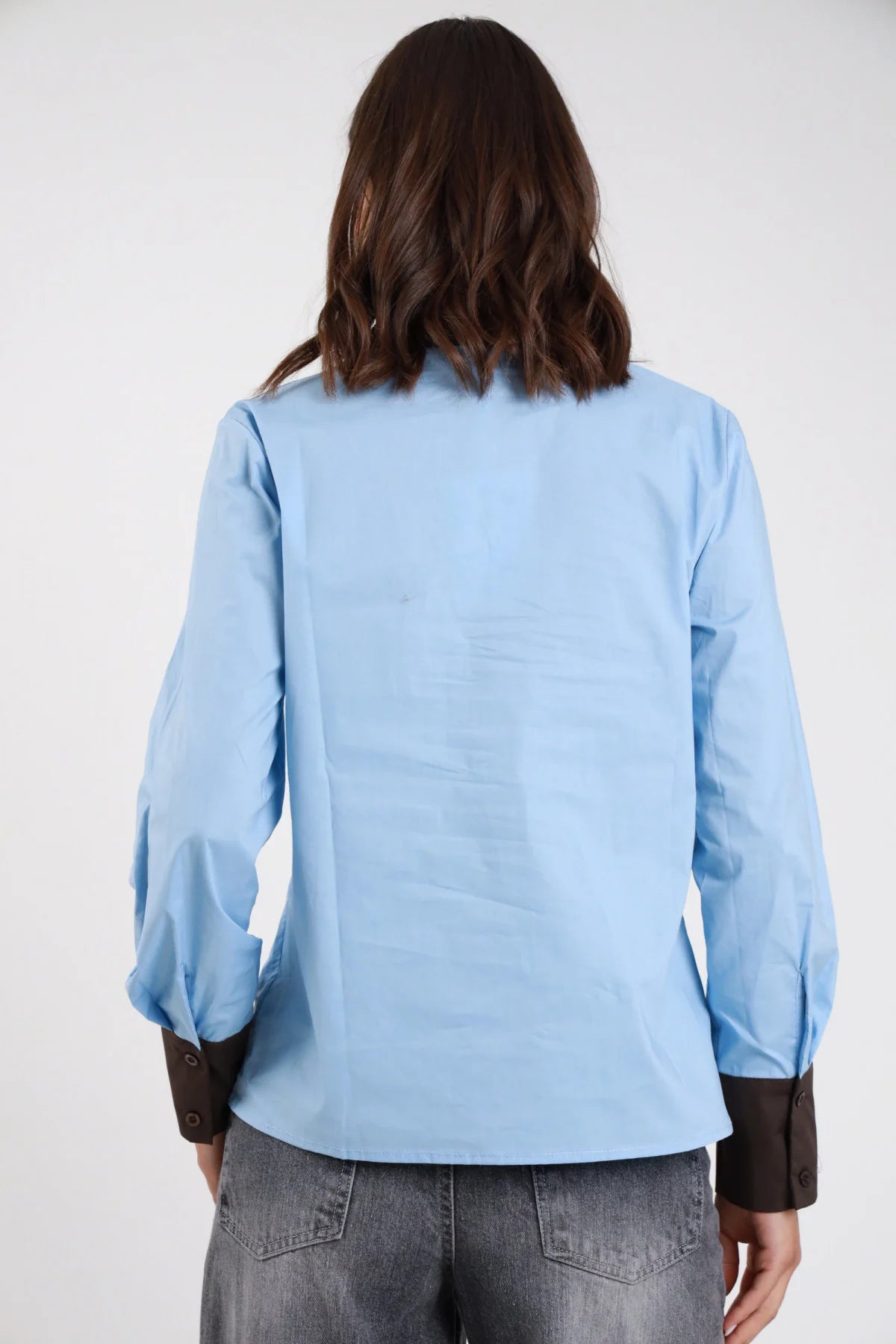 Camicia bicolor 100% cotone azzurro celeste corpo marrone cioccolato colletto polsini contrasto balloon oversize relaxed retro intera - modella retro intera capelli castani scuri ondulati sfondo bianco jeans grigio