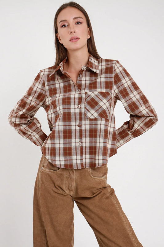 Camicia crop check tartan marrone e beige con taschino e colletto classico abbinata a pantaloni velluto cammello - vista frontale