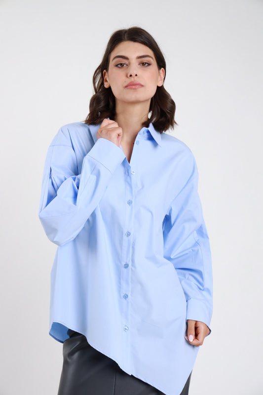 Camicia asimmetrica azzurro cielo over con orlo a punta e colletto classico abbinata a gonna in pelle grigia - vista frontale