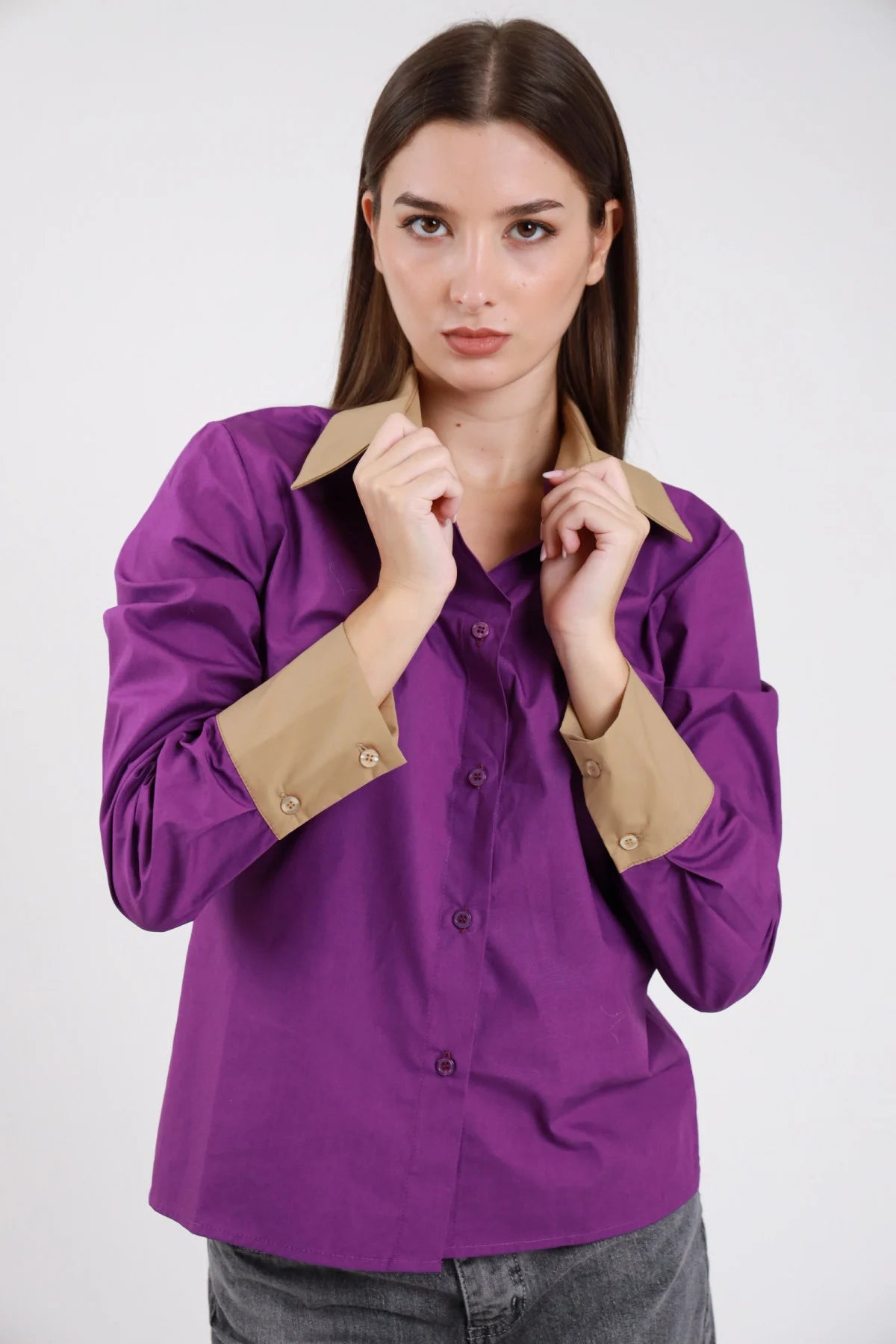 Camicia bicolor 100% cotone viola prugna corpo cammello sabbia colletto polsini contrasto balloon oversize relaxed frontale busto mani colletto - modella frontale busto mani sollevate colletto sguardo frontale capelli castani scuri lisci sfondo bianco jeans grigio