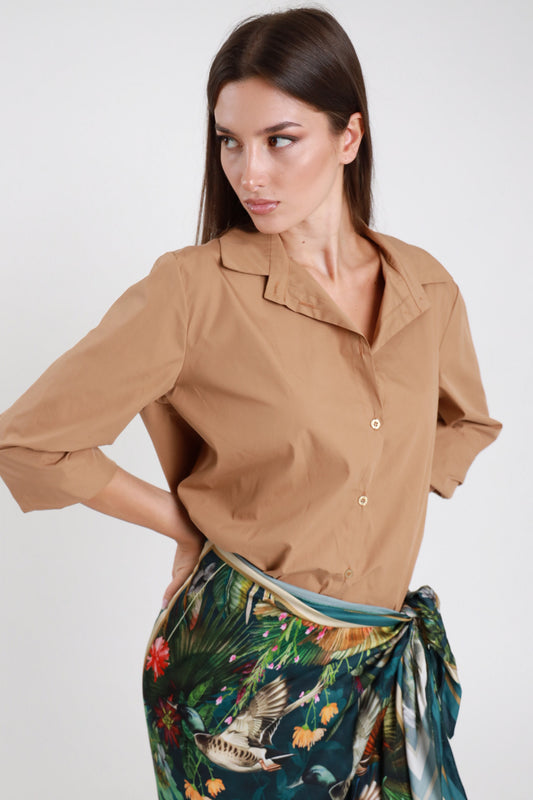 Camicia over cammello donna Susy Mix – colletto rever maniche tre quarti vista laterale con gonna pareo fantasia