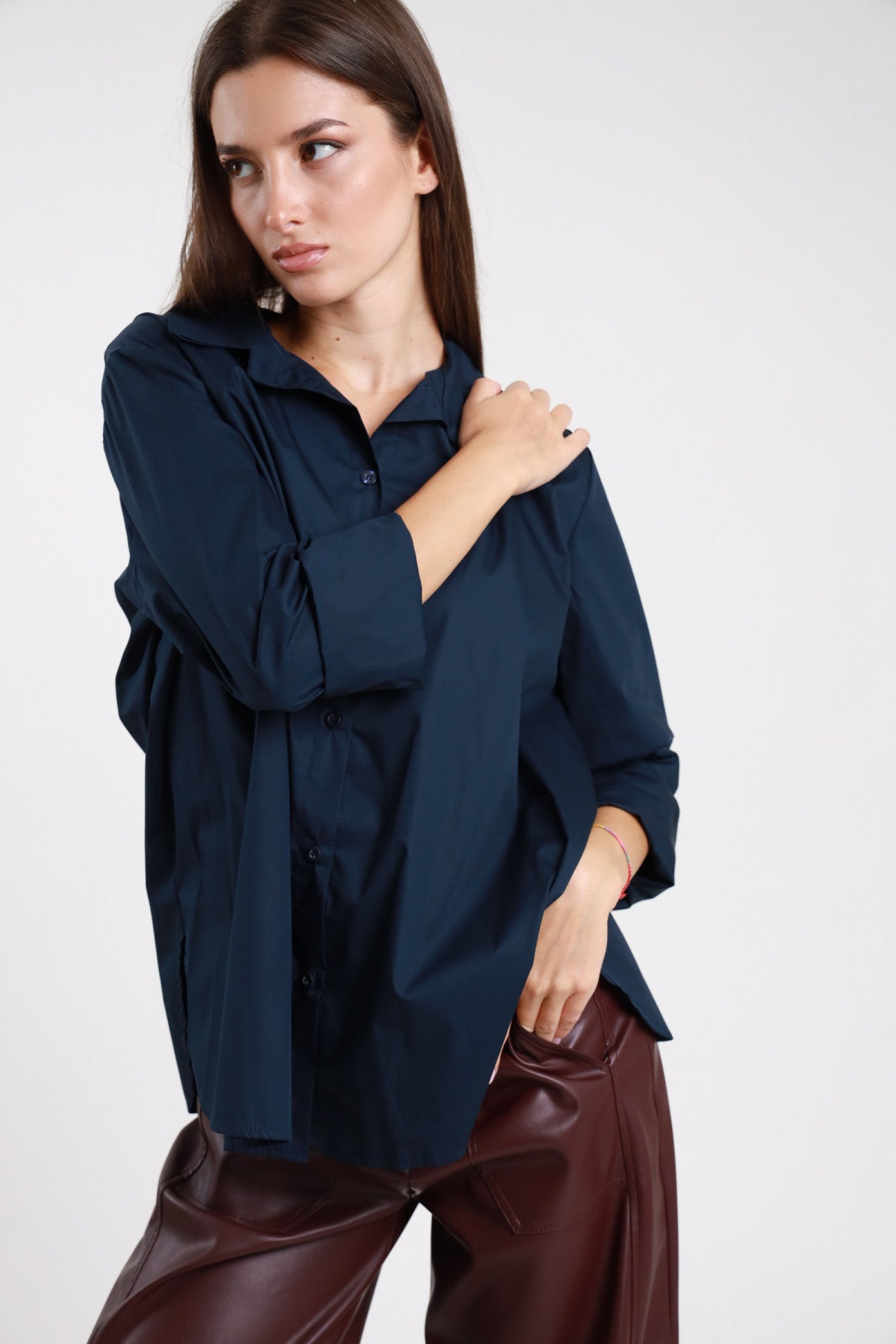 Camicia over blu navy donna Susy Mix – colletto rever vista frontale con pantaloni in pelle bordeaux
