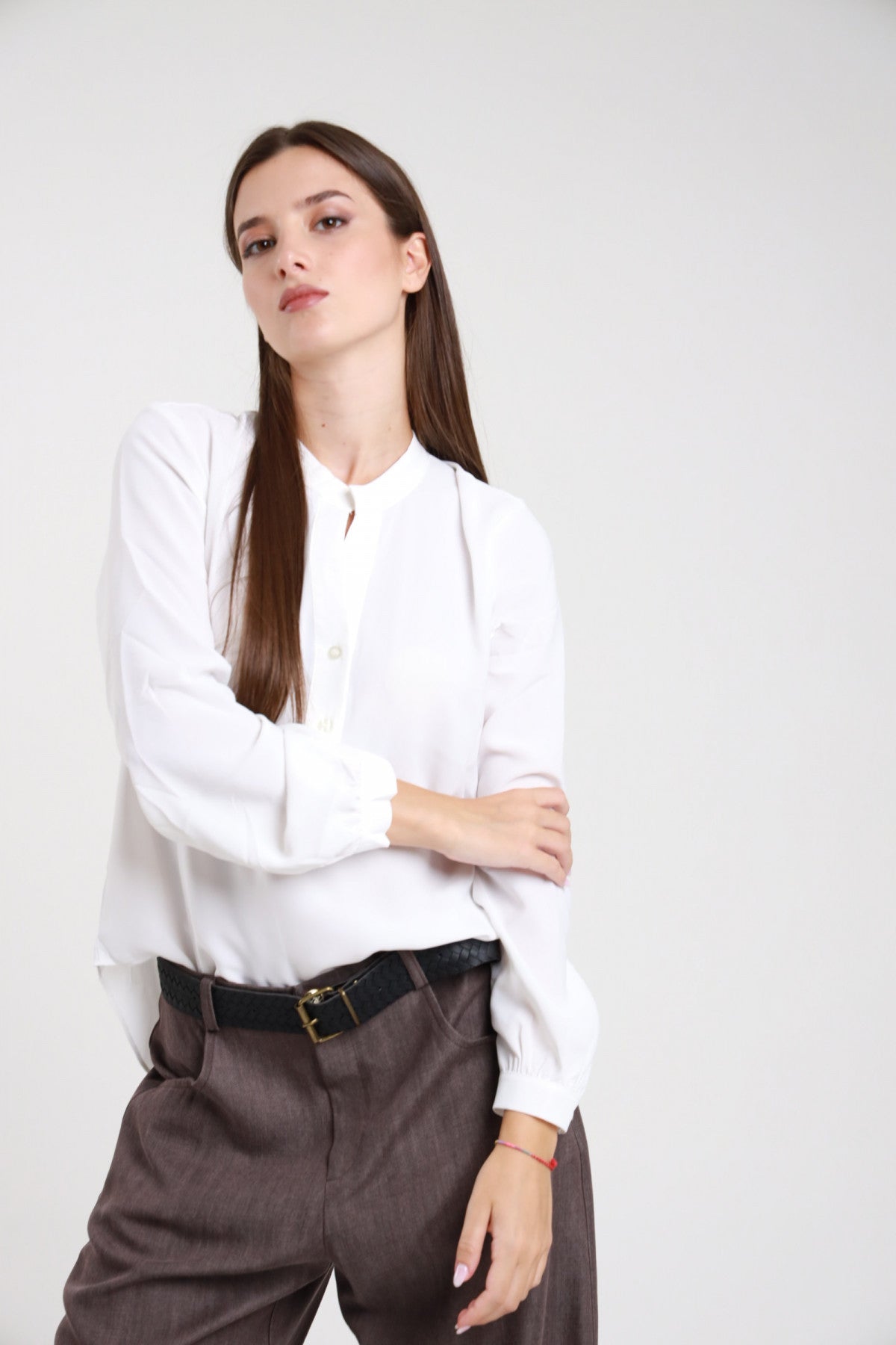 Camicia serafino marrone cioccolato con bottoni - vista frontale