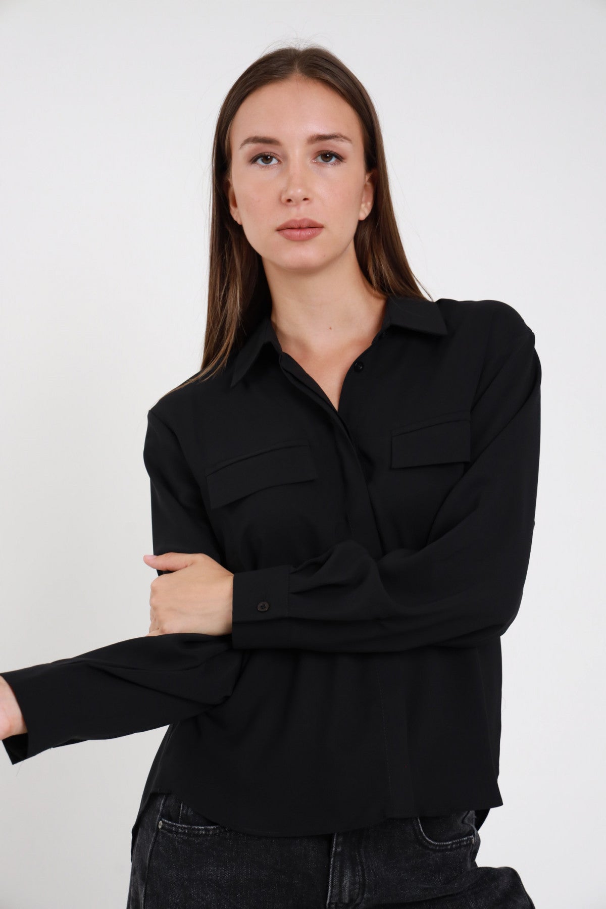 Camicia taschine bordeaux oversize donna Susy Mix – colletto classico vista frontale con pantaloni in pelle nera