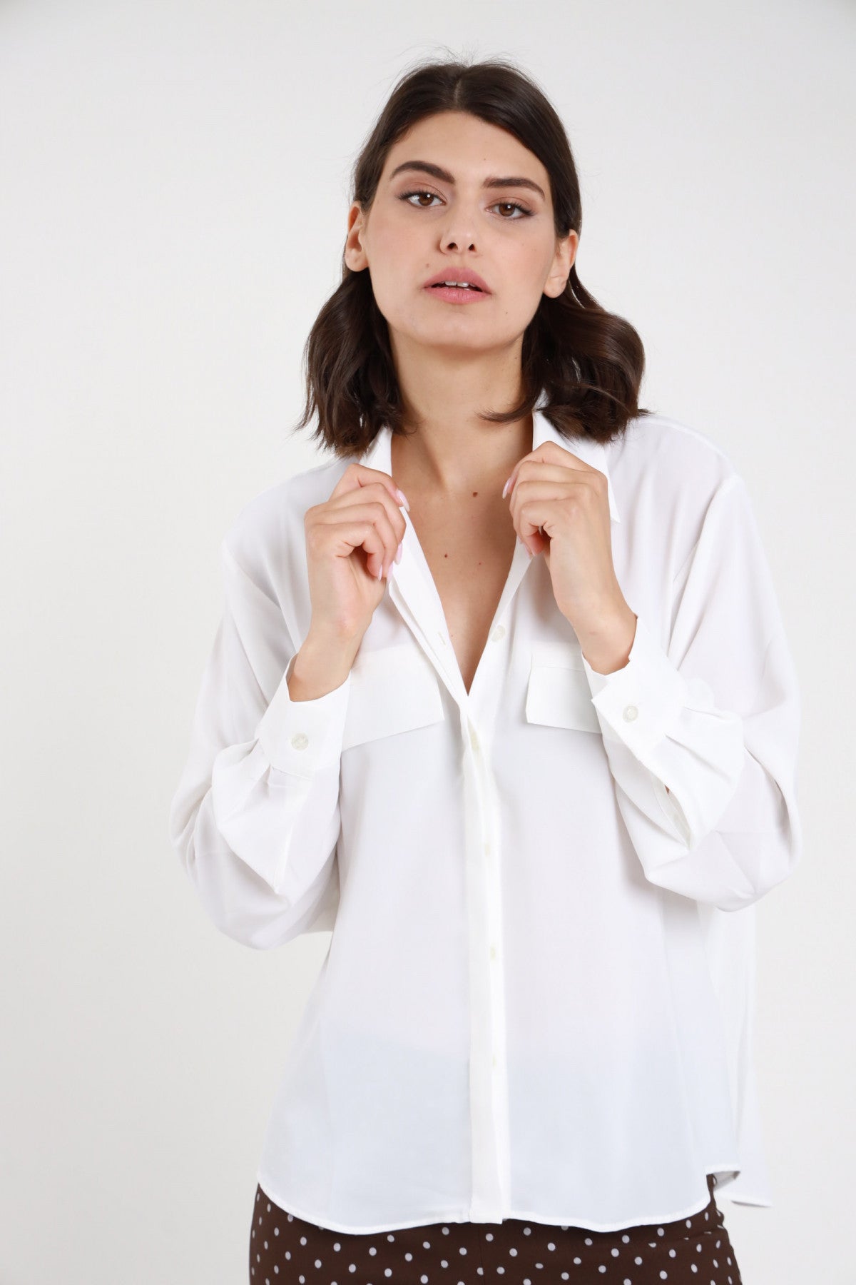 Camicia taschine nera oversize donna Susy Mix – colletto classico vista frontale con jeans denim scuro