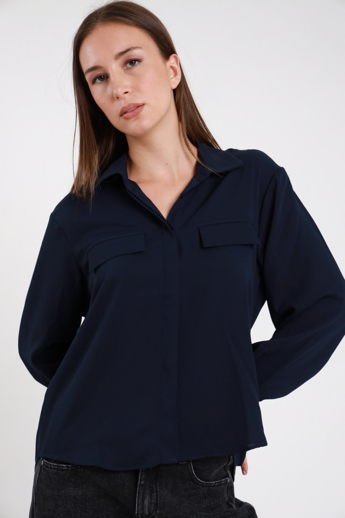 Camicia taschine azzurro cielo oversize donna Susy Mix – colletto classico vista frontale con pantaloni in pelle marrone