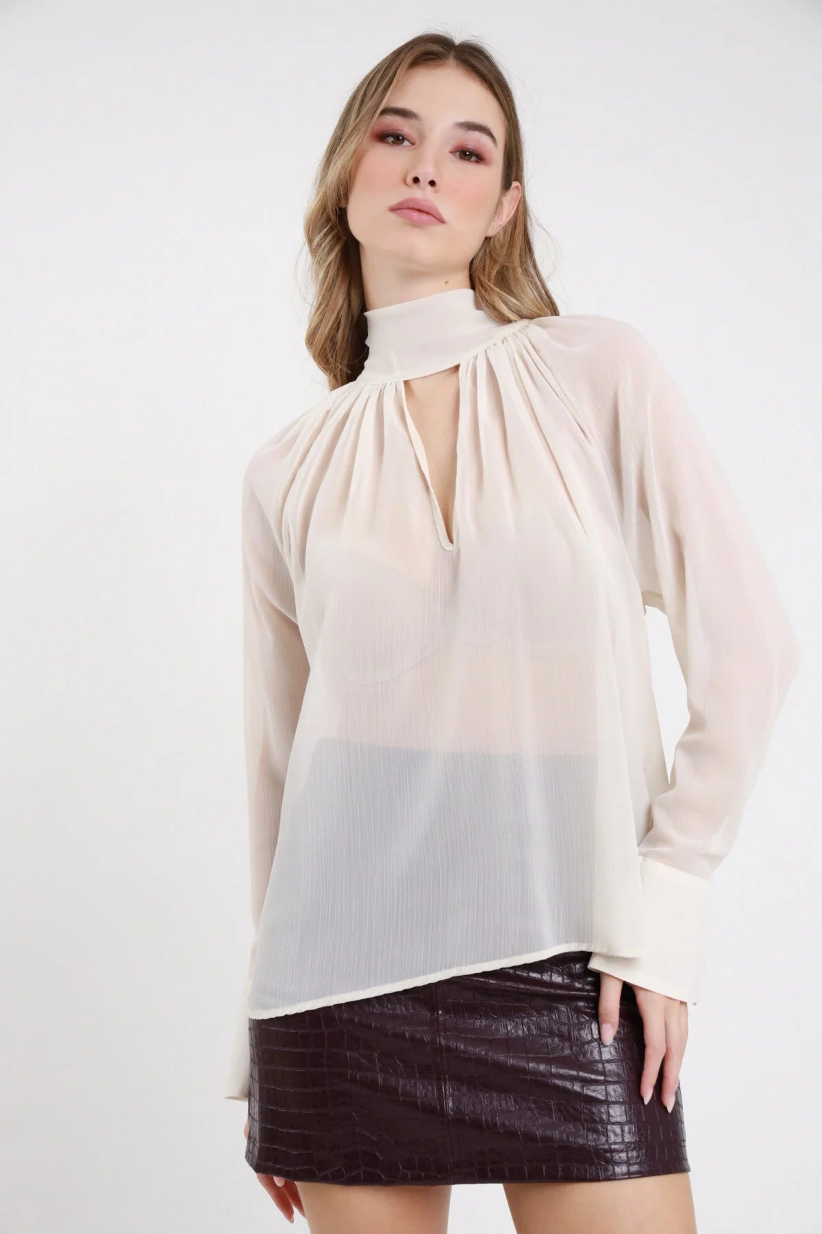 Camicia fiocco Susy Mix color panna con collo a nastro e arricciature frontali, indossata con minigonna
