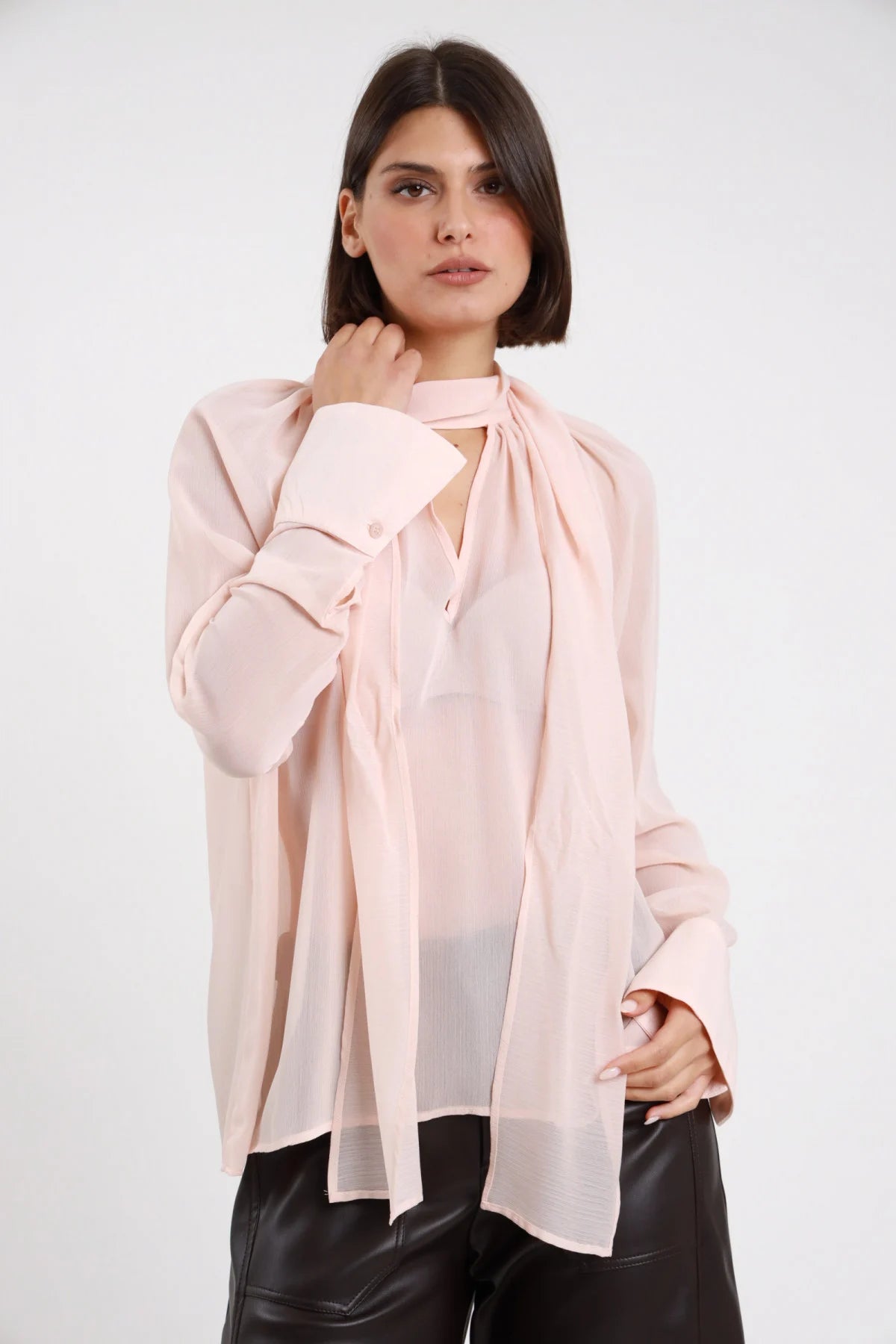 Camicia fiocco Susy Mix rosa chiaro con nastri lunghi sul davanti e polsini ampi